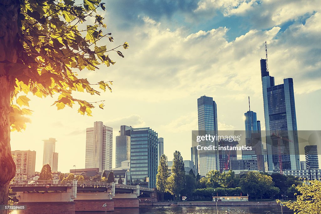 Vista de los edificios de Frankfurt y de la puesta del sol