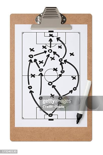 spielplan am klemmbrett mit clipping path - offense sporting position stock-fotos und bilder