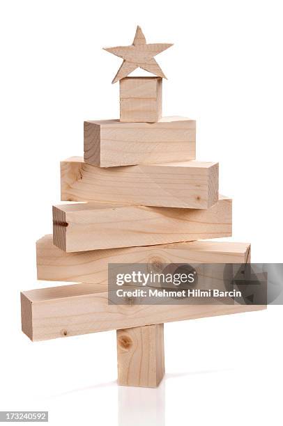 stacked lumbers in the shape of a christmas tree - mens gemaakte bouwwerken stockfoto's en -beelden