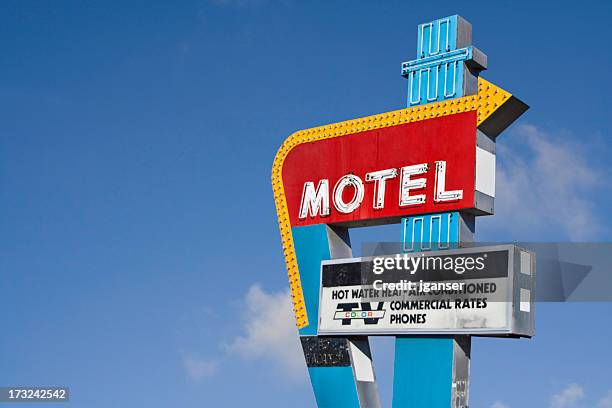 retro-motelschild - motel stock-fotos und bilder