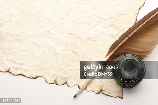 Quill e Inkwell no topo da antiga em branco documento Quill e Inkwell no topo da antiga em branco documento