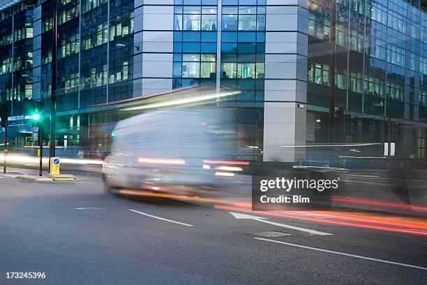 verkehr in der nacht, london, england - traffic light city stock-fotos und bilder