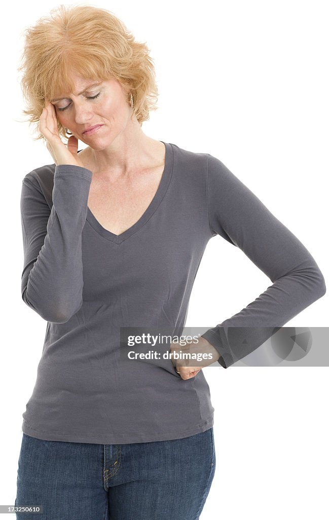 Mulher triste fecha os olhos