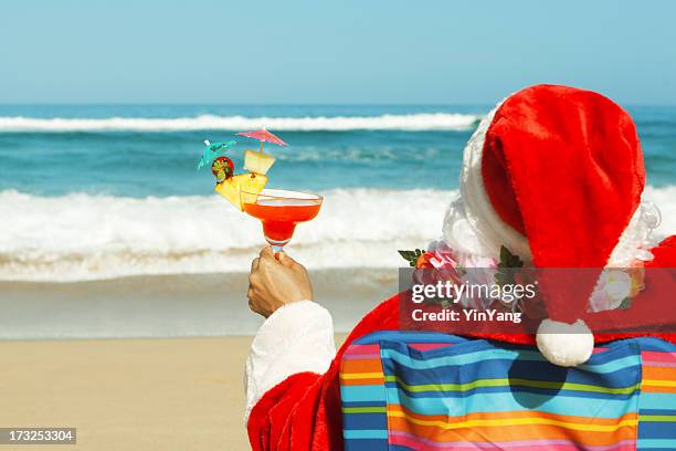 christmas santa claus enjoying tropical beach vacation holiday travel - hawaii christmas stockfoto's en -beelden