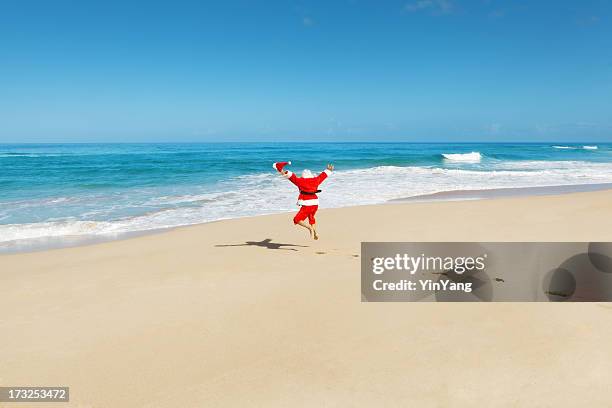 salto de excitación feliz papá noel sobre playa tropical vacaciones hz - islas del pacífico fotografías e imágenes de stock