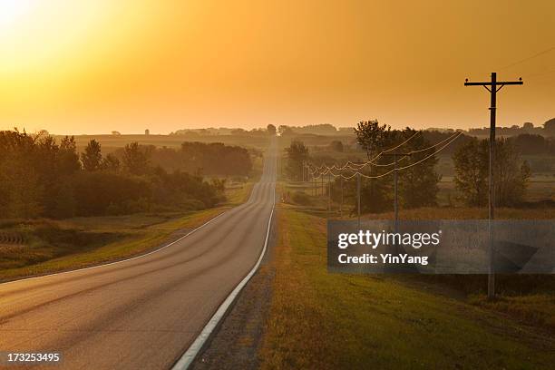 morning sunrise over rural farm country road - midwest usa stockfoto's en -beelden