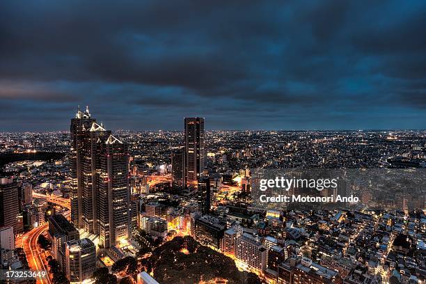 shinjuku at dusk - regierungsgebäude der präfektur tokio stock-fotos und bilder