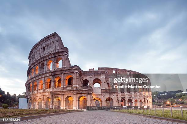 colosseum at sunrise, rome, italy - coliseo romano fotografías e imágenes de stock