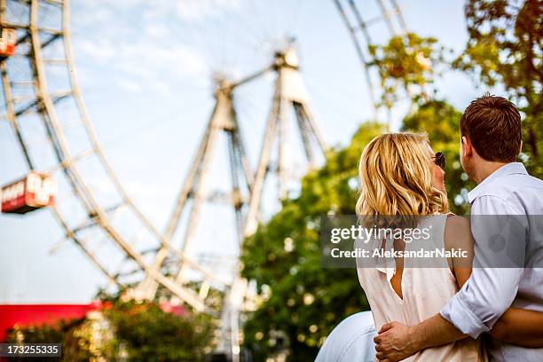 liebespaar vor dem wiener prater - viena stock-fotos und bilder