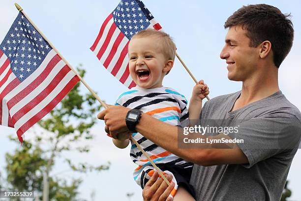 patriótica estadounidense padre e hijo - cuatro de julio fotografías e imágenes de stock