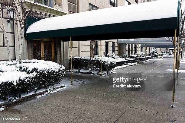 lusso ingresso in fifth avenue, new york city - upper east side di manhattan foto e immagini stock