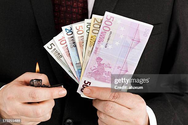 brennende geld - geld verheizen stock-fotos und bilder