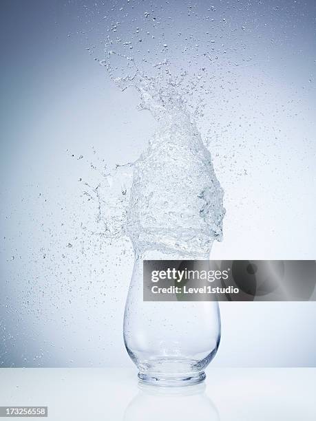 high speed image of water exploding on the vase - jug - fotografias e filmes do acervo