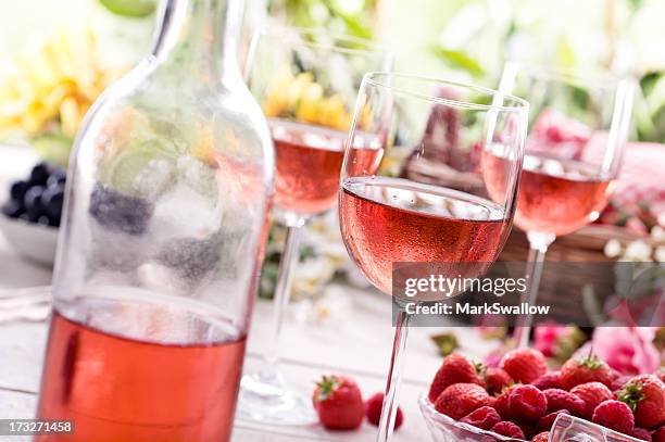 summer rose vino - vino rosado fotografías e imágenes de stock