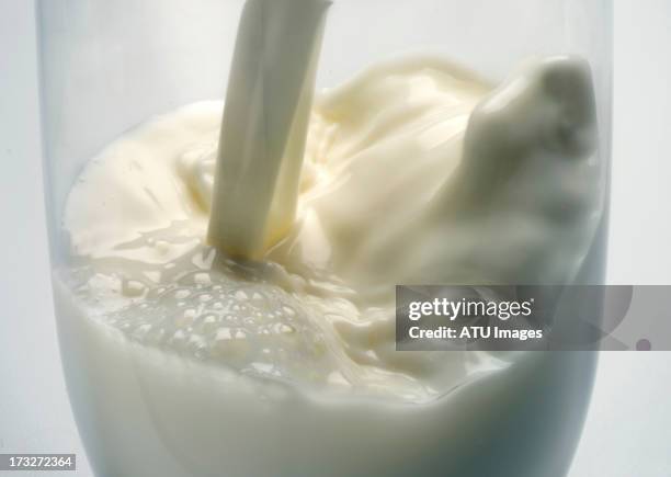 milk pouring - milch stock-fotos und bilder