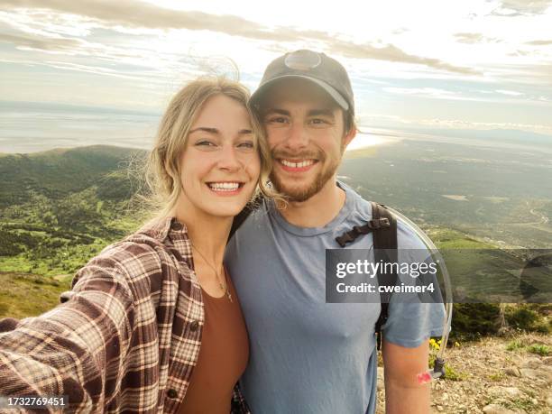 bear valley, alaska - selfie in cima - foresta nazionale di chugach foto e immagini stock