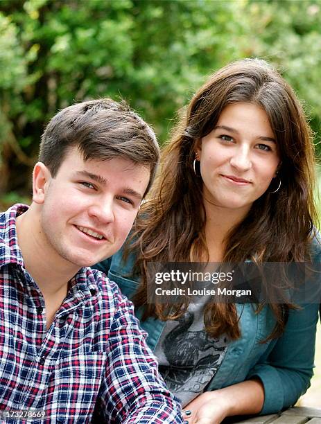 brother and sister - augenfarbe stock-fotos und bilder