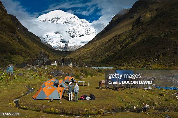 jhomolhari base camp in timphu region, bhutan - bhutan stock pictures, royalty-free photos & images