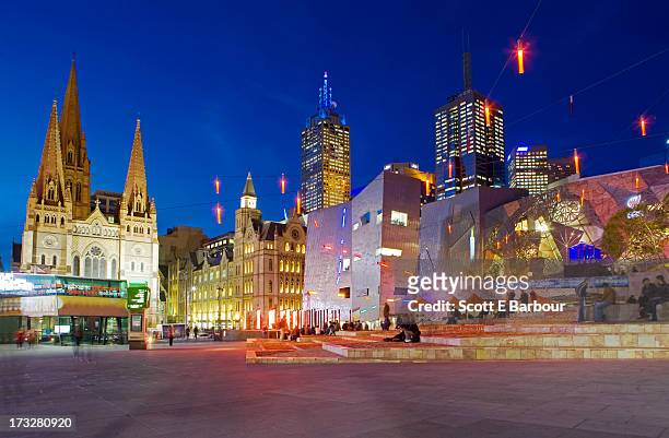 federation square and melbourne city skyline - melbourne australia fotografías e imágenes de stock