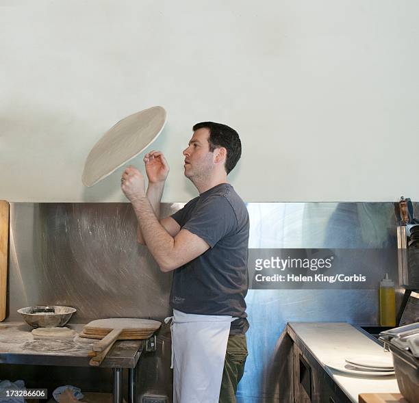 chef throwing  pizza dough - pizza toss foto e immagini stock