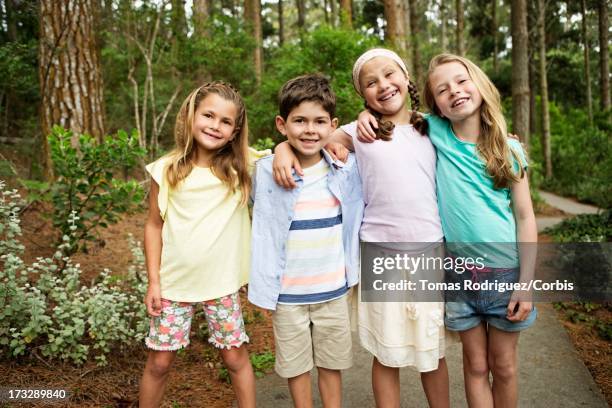 portrait of children (4-5), (6-7), (8-9) - groepsfoto 6 personen stockfoto's en -beelden