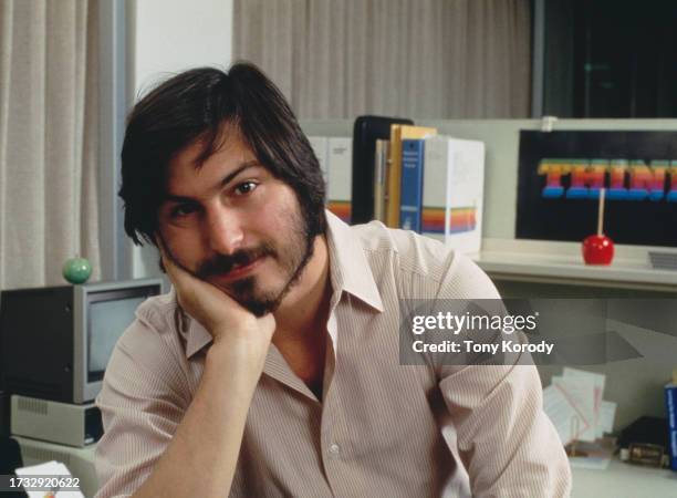Entrepreneur américain Steve Jobs, cofondateur et PDG d'Apple Inc, dans son bureau.