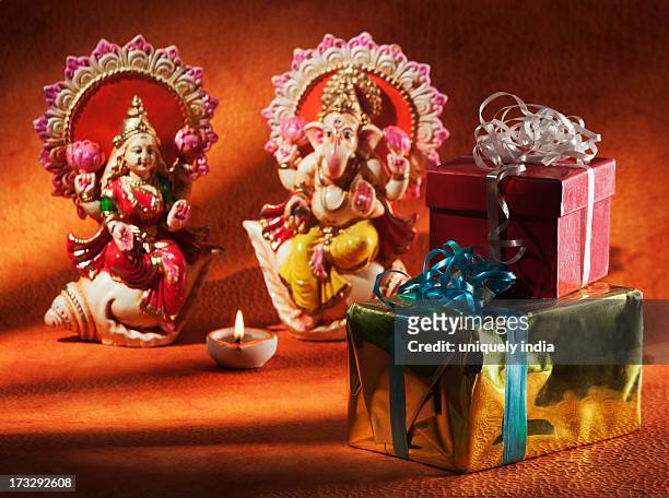figurines of ganesha and lakshmi on diwali - lakshmi puja stock pictures, royalty-free photos & images
