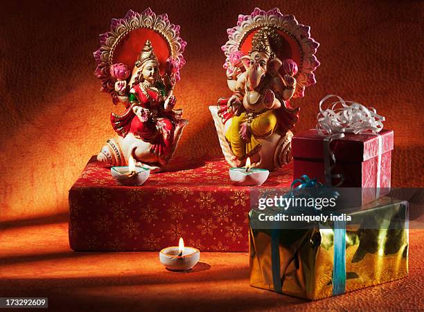 figurines of ganesha and lakshmi on diwali - lakshmi puja stock pictures, royalty-free photos & images