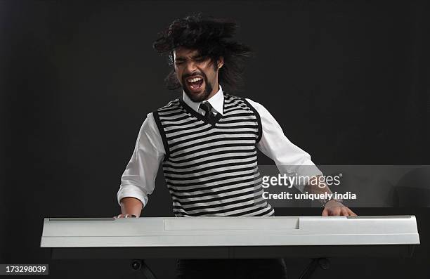 musician playing an electric piano - electric piano fotografías e imágenes de stock