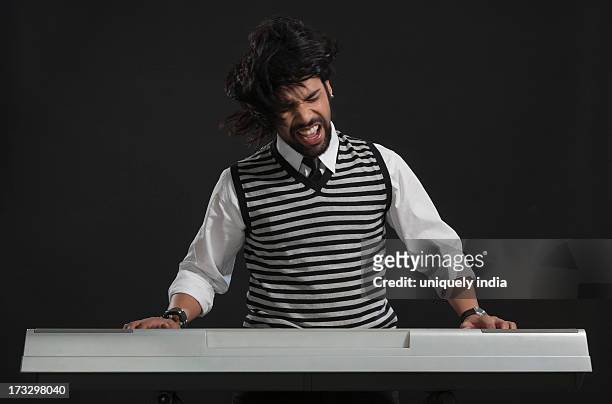 musician playing an electric piano - electric piano fotografías e imágenes de stock