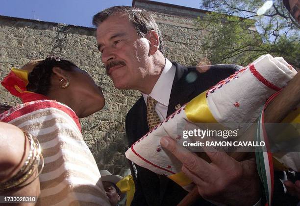 Mexican President Vicente Fox greets an indigenous woman in Oaxaca 02 December 2000 during his tour as new Mexican president. El presidente mexicano,...