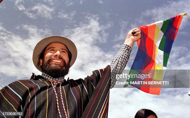 An indigenous Ecuadoran raises his flag during a march in Quito 20 January 2000 against the policies of the Jamil Mahuad government. Un indigena...