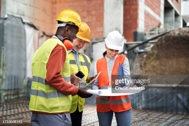 equipo de análisis de sitios multirraciales - ingeniería civil fotografías e imágenes de stock