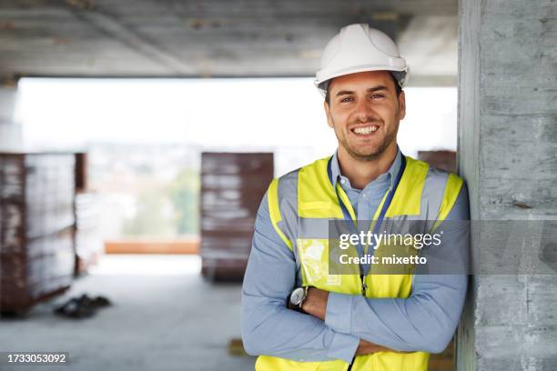 portrait of young architect on construction site - trabalhador da construção civil imagens e fotografias de stock