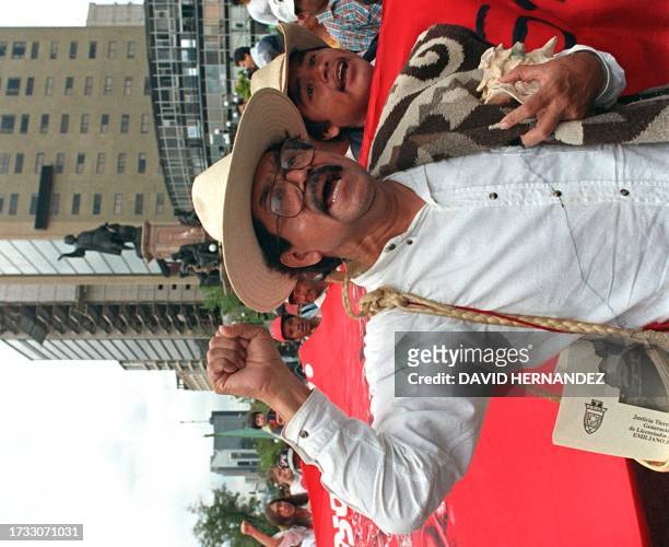 Un miembro del congreso indigena se manifiesta frente a la estatua del Cristobal Colon, durante las marchas en contra de la conmemoracion del Dia de...