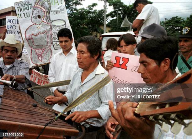 Un grupo musical indigena toca durante un ritual en Antiguo Cuscatlan, El Salvador 12 de Octubre en un acto de protesta por la celebracion del 507...