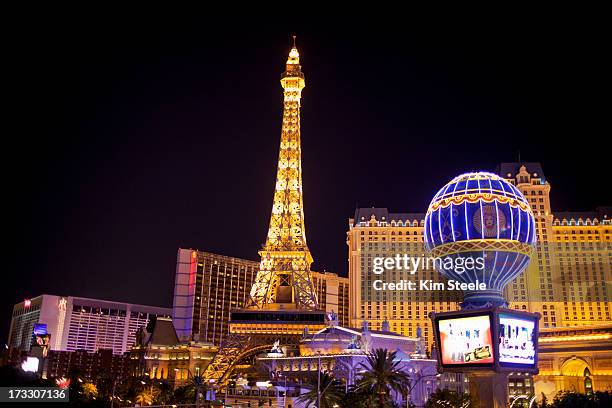 the strip, las vegas - paris las vegas imagens e fotografias de stock