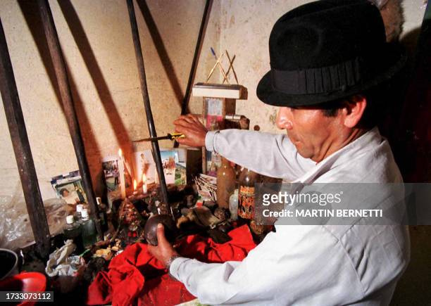 El Shaman o Yachac, Luis Huamani prepara elementos tradicionales como lanzas, piedras, hiervas, y licor antes de una sesion de curacion a un paciente...