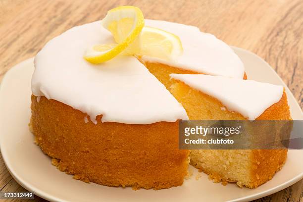 lemon drizzle cake - cakes stockfoto's en -beelden