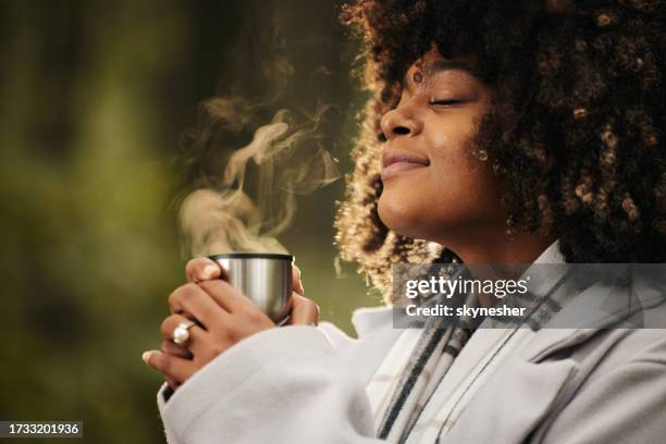 cette boisson sent si bon ! - odorat photos et images de collection