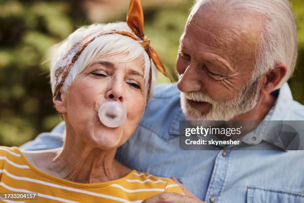 look honey what i can do with bubble gum! - kauwgom stockfoto's en -beelden
