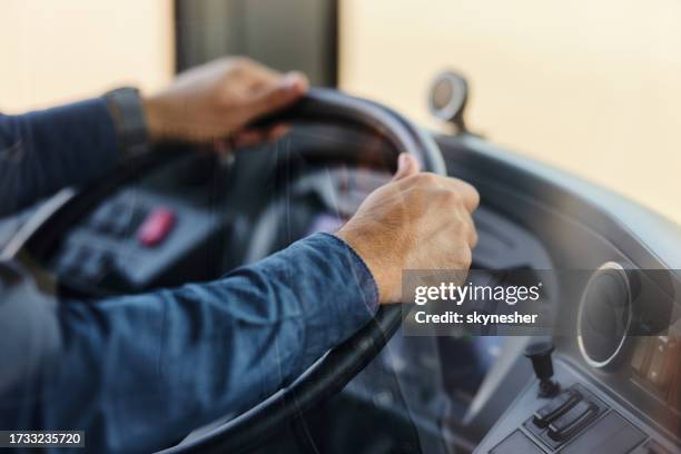 alla guida di un autobus! - autista mestiere foto e immagini stock
