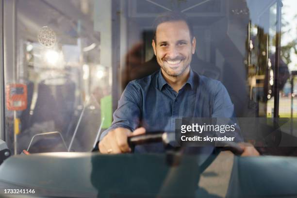 autista maschio felice alla guida di un autobus. - autista di autobus foto e immagini stock