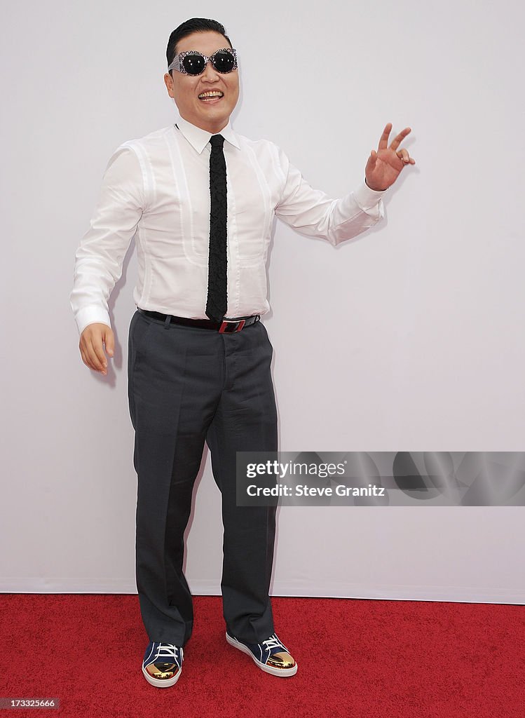 "RED 2" - Los Angeles Premiere - Arrivals