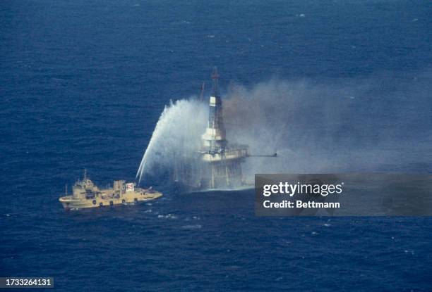 Oil Rig Spraying Drilling Rig Photographs Photos and Premium High Res Pictures - Getty ...