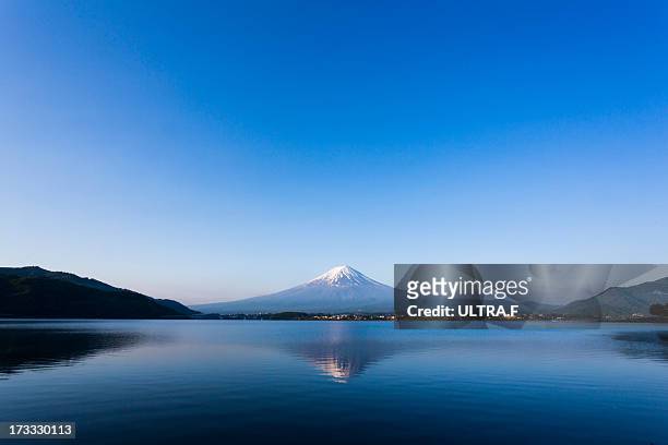 mt. fuji reflected in lake, kawaguchiko, - koshin'etsu region photos et images de collection