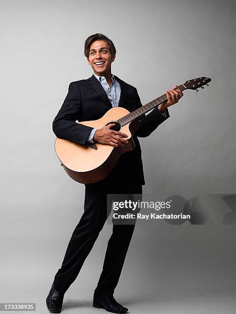 man smiling and playing guitar - een serenaden brengen stockfoto's en -beelden