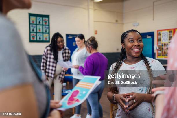 pregnancy meeting - buurthuis stockfoto's en -beelden