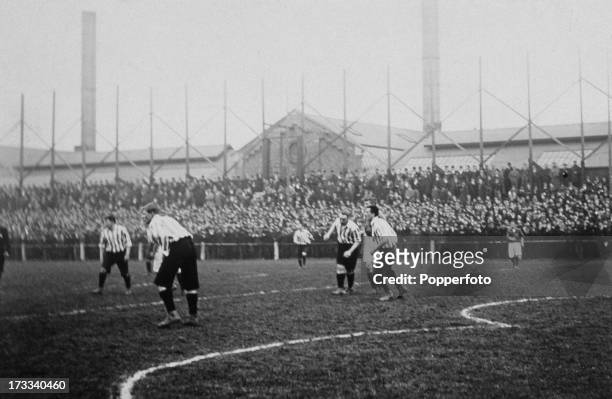 Action from the 3rd replay at the FA Cup semi-final between Sheffield United and Liverpool at Derby, UK, 30th March 1899. Sheffield United won 1-0.