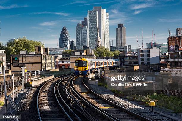 train leaving the city, london uk - véhicule terrestre photos et images de collection